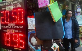 El valor del peso frente al dólar varía diariamente.