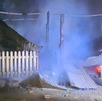 una casa de lámina y madera incendiada