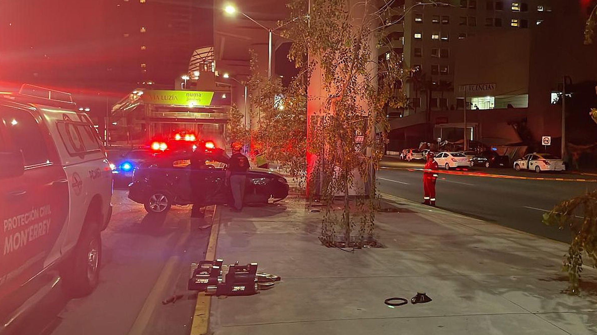 El automovilista se estrelló contra la columna del Metro ubicada sobre la avenida Félix U. Gómez.