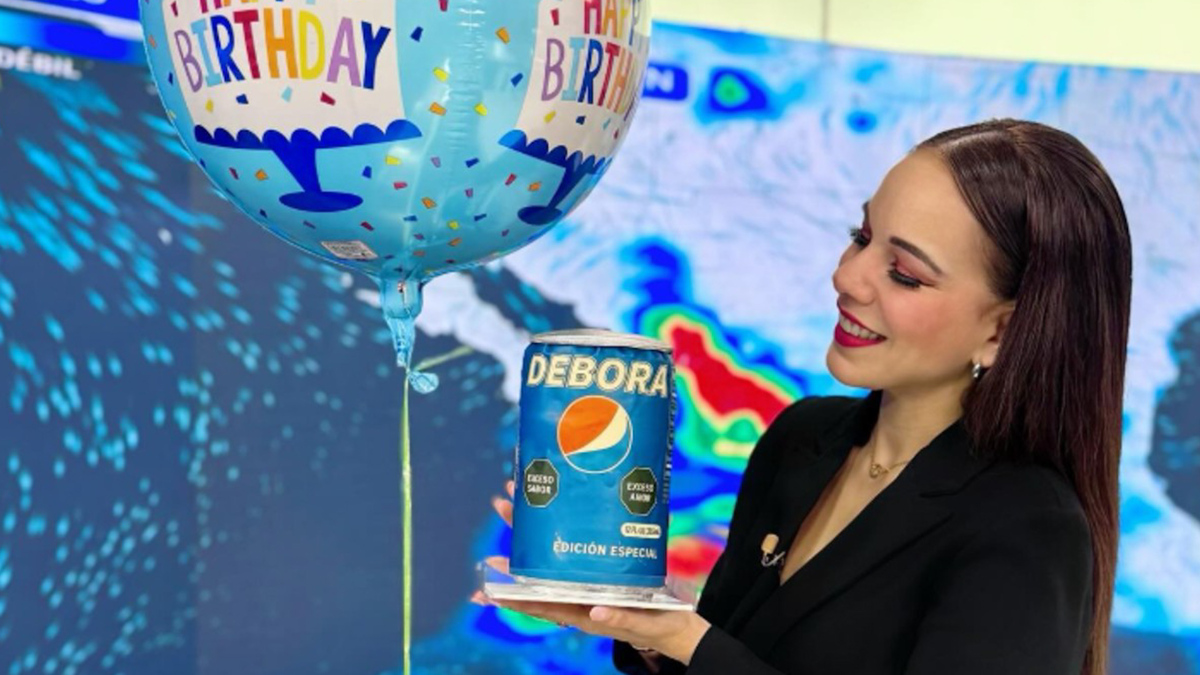 Durante la transmisión en vivo de TELEDIARIO fin de semana del 10 de agosto, los conductores celebraron el cumpleaños de Débora Estrella.