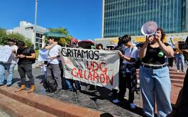 estudiantes denuncian agresiones en la protesta de la UdeG para reformar la ley.