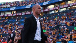 Guido Pizarro en la dirección técnica de los Tigres en un partido.
