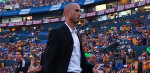 Guido Pizarro en la dirección técnica de los Tigres en un partido.