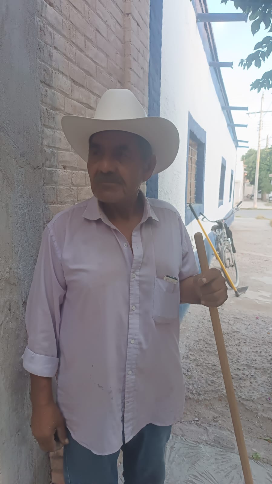 Lorenzo Ramírez Zavala pedalea diariamente por las calles de San Pedro, Coahuila, cargando una azada y una pala, tratando de salir adelante.