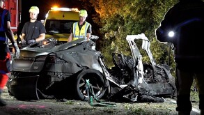 Un choque e incendio de un Tesla en Alemania dejó tres muertos. Las manijas retráctiles impidieron el rescate, reavivando el debate sobre seguridad automotriz.