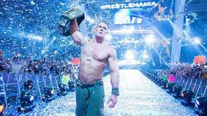 John Cena levantando el Campeonato de WWE al finalizar Wrestlemania 23.