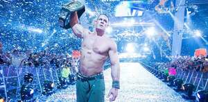 John Cena levantando el Campeonato de WWE al finalizar Wrestlemania 23.
