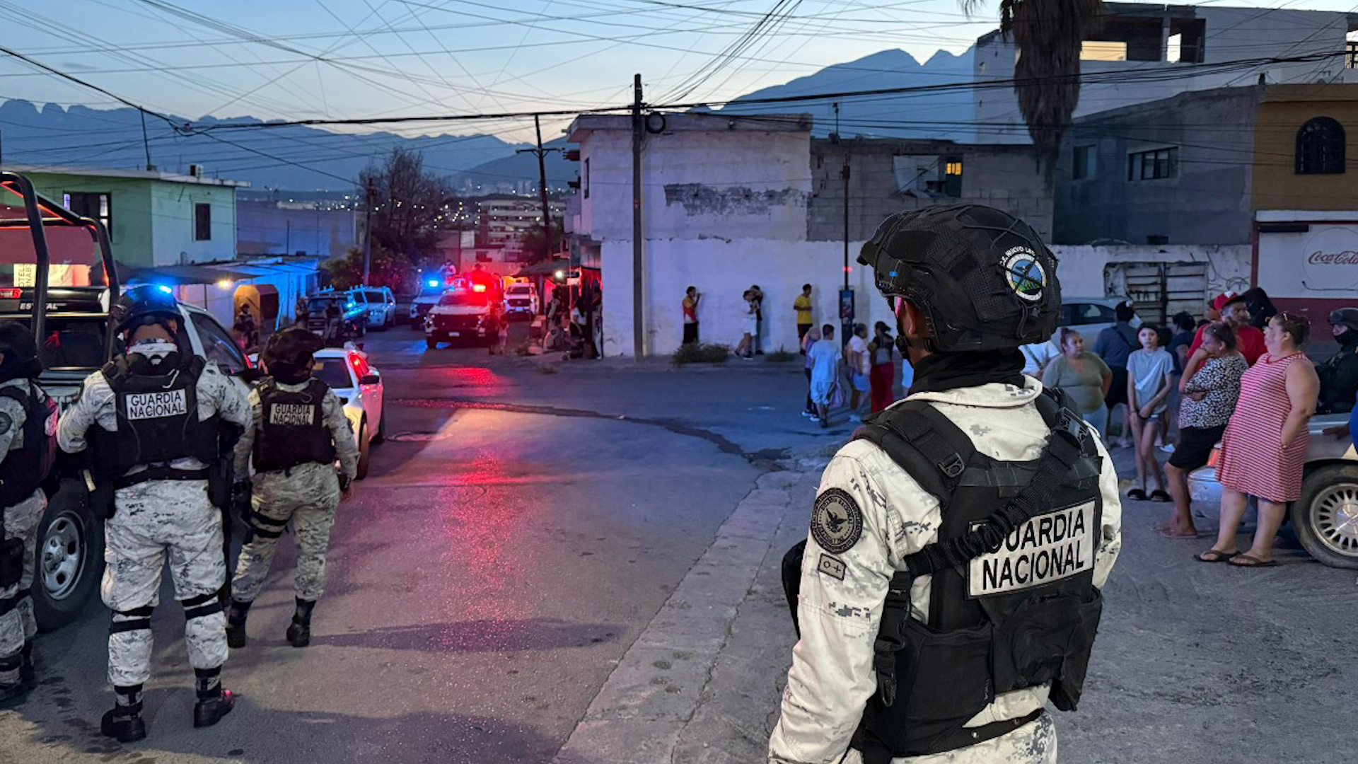 Los presuntos asesinos de las dos mujeres, iban a bordo de una motocicleta, les dispararon y después huyeron; no hay detenidos.