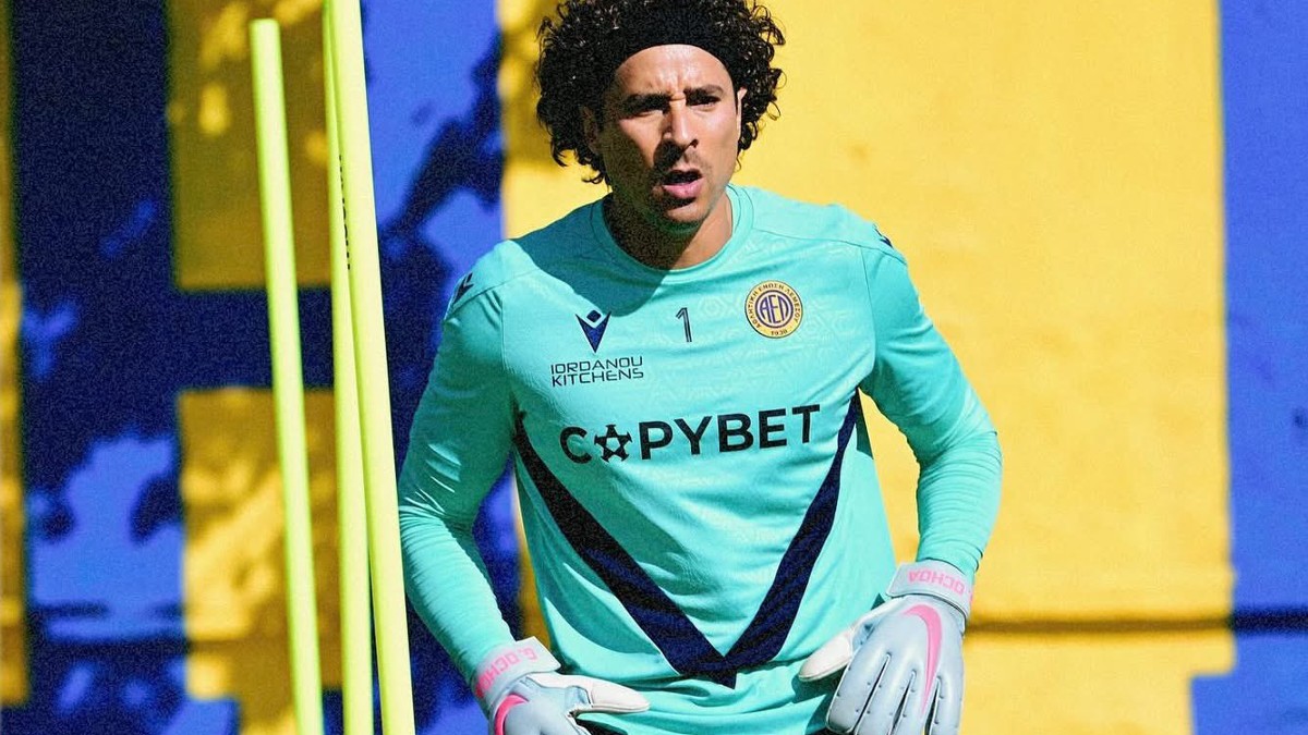 La nueva aventura del portero mexicano Guillermo Ochoa en el fútbol de Europa comenzó de la peor manera posible.