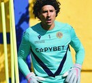 La nueva aventura del portero mexicano Guillermo Ochoa en el fútbol de Europa comenzó de la peor manera posible.