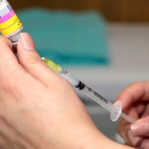 Si una mujer no se vacuna contra el Virus del Papiloma Humano (VPH), corre un mayor riesgo de desarrollar varias enfermedades relacionadas con el virus