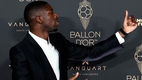 Usuarios en internet han comenzado a preguntarse si el Balón de Oro entrega algo más que prestigio y un bonito trofeo y en Titularia te decimos la respuesta.