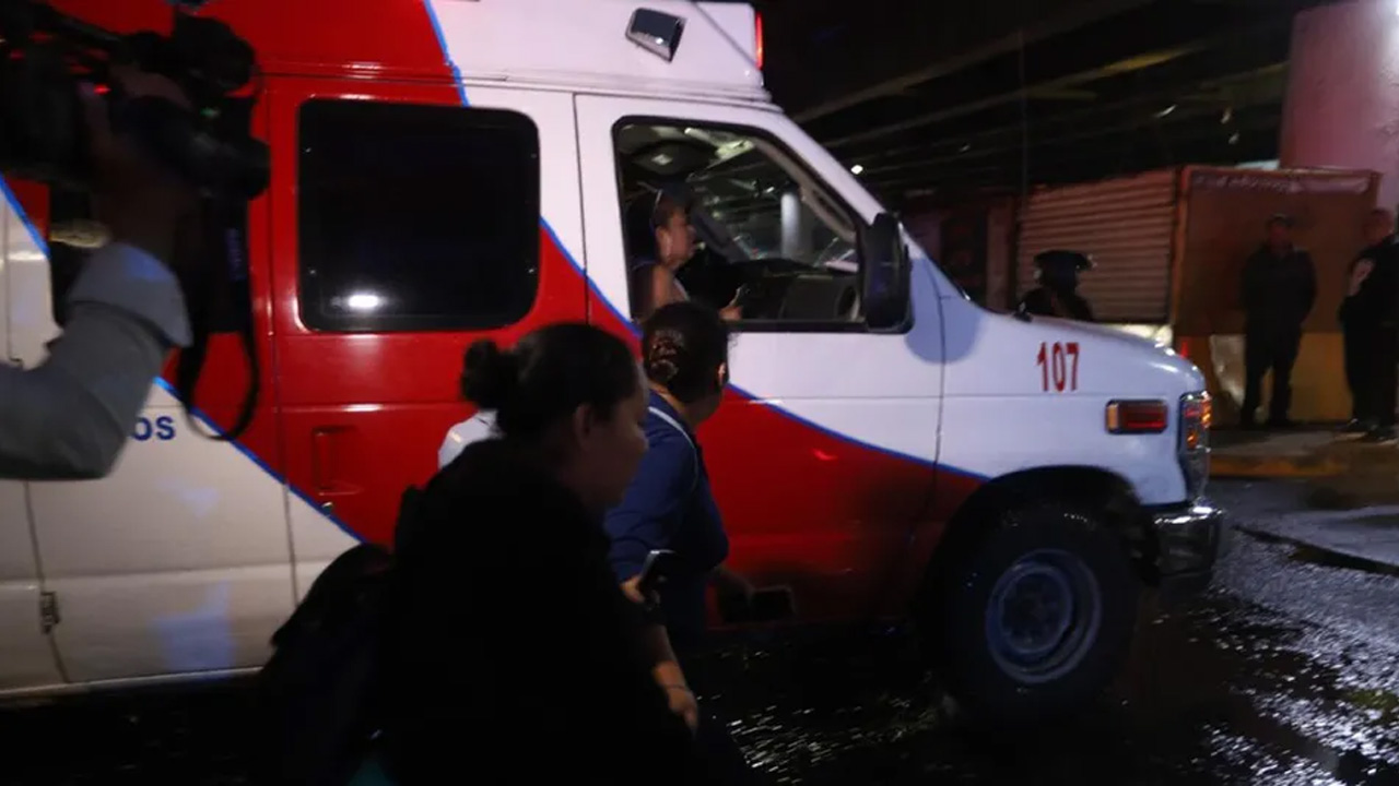 Las autoridades capitalinas informaron que hay 29 muertos por la explosión de una pipa en el Puente de la Concordia, en Iztapalapa, Ciudad de México.