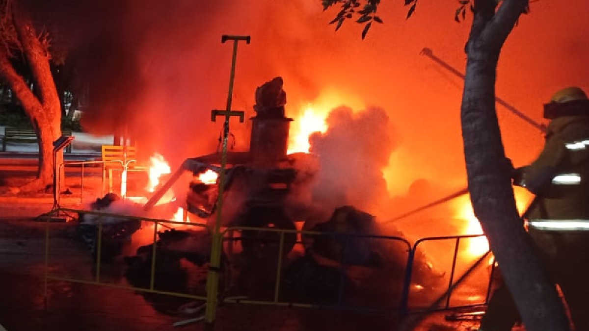 Testigos que alertaron a las autoridades refirieron haber escuchado una explosión antes de ver las llamas salir del cuarto de control.