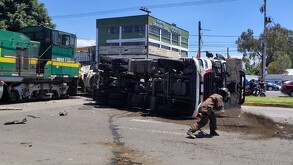 Tren embiste a pipero que quiso ganarle el paso en Ecatepec de Morelos, Edomex.
