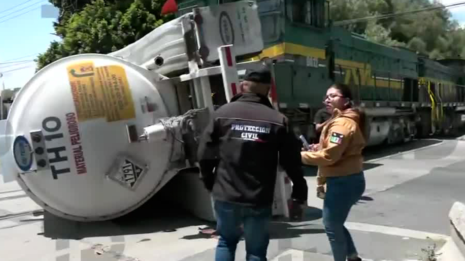 La pesada unidad regresaba de haber transportado hipoclorito, cuando intentó ganarle el paso al tren.