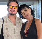 La actriz denunció misoginia en la reacción mediática, mientras el comediante pidió a sus seguidores respaldarla difundiendo sus próximos conciertos.
