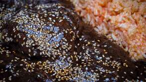 mole poblano con arroz