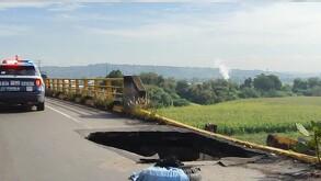 socavón en un puente