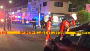 Gustavo N., de 38 años, fue ejecutado a tiros dentro de una barbería en Tehuacán. Hallan 10 casquillos percutidos. La policía investiga si era cliente o dueño.
