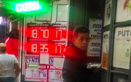 El valor del peso frente al dólar varía diariamente.