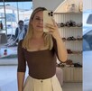 El clip, grabado por una joven mientras se probaba ropa en una tienda en Ecuador, capturó el momento en que un hombre en situación de calle la saludaba por la v