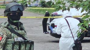 un militar y un perito en una escena del crimen