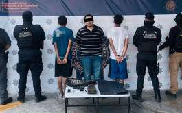 Un hombre y dos adolescentes fueron detenido a bordo de un tráiler robado en Apodaca, donde también tenían privado de su libertad al chofer de la unidad.