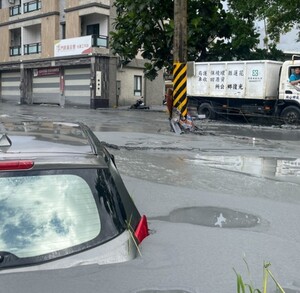 El supertifón Ragasa rompe una barrera en Taiwán y causa una inundación devastadora. Descubre cómo este fenómeno meteorológico ha paralizado el sur de China.
