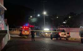 Una pareja fue asesinada a balazos sobre un puente peatonal en la colonia Fomerrey 110, al norte de la ciudad de Monterrey.
