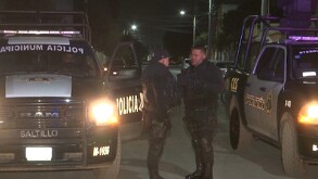 Después de que se fueron los policías, la riña continuó, y en esta ocasión fueron detenidos varios participantes.