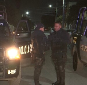 Después de que se fueron los policías, la riña continuó, y en esta ocasión fueron detenidos varios participantes.
