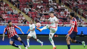 El regreso del Chicote Calderón fue mejor de lo que se esperaba pues le anotó a su ex equipo; las Chivas Rayadas del Guadalajara.