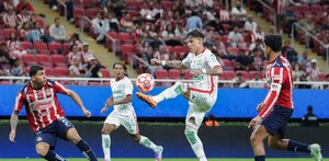 El regreso del Chicote Calderón fue mejor de lo que se esperaba pues le anotó a su ex equipo; las Chivas Rayadas del Guadalajara.
