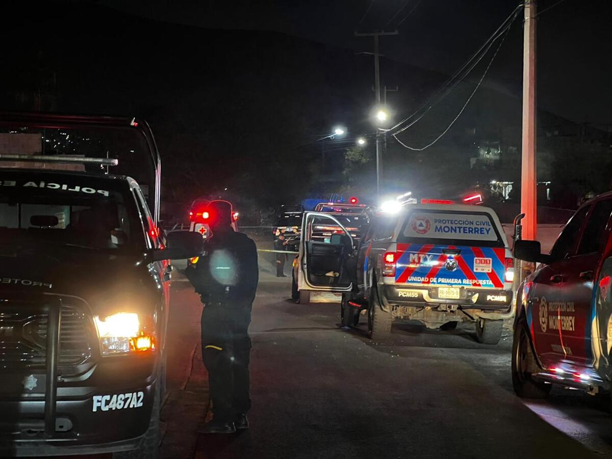 Una pareja fue asesinada a balazos sobre un puente peatonal en la colonia Fomerrey 110, al norte de la ciudad de Monterrey.