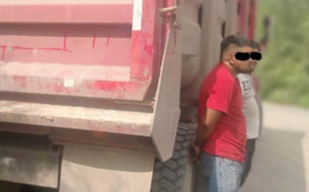 Dos hombres fueron detenidos en Escobedo, Nuevo León por tirar basura en lote baldío, por lo que recibieron una multa de más de 100 mil pesos.