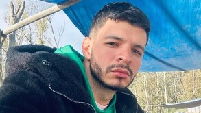 Según la ficha de búsqueda, Tayron Paredes Gamboa es originario de Caracas, Venezuela.