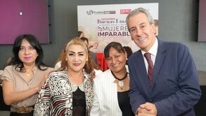 pepe chedraui con mujeres emprendedoras en un evento