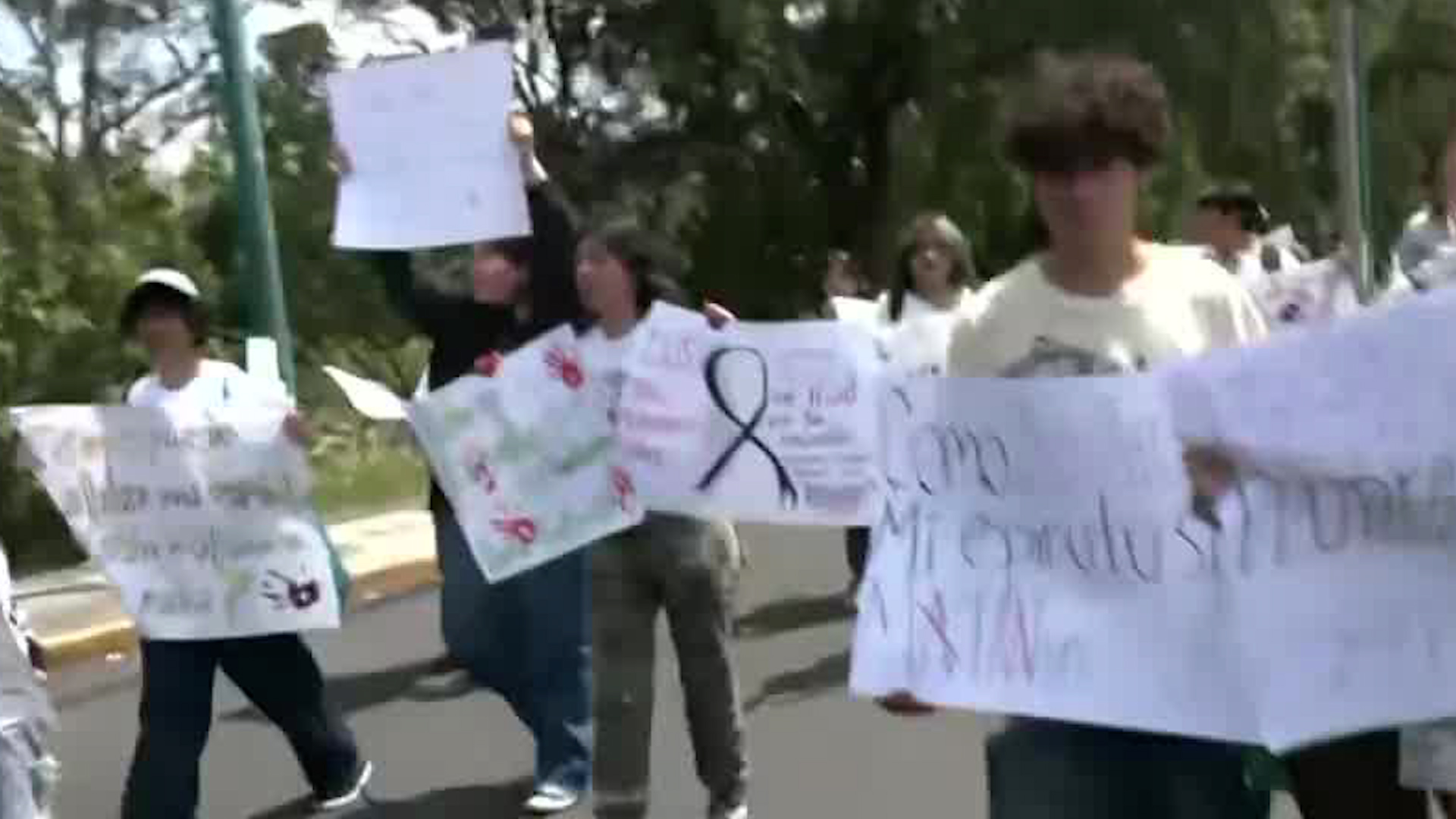 Al rededor de 30 estudiantes realizaron una marcha hacia rectoría en Ciudad Universitaria, exigiendo justicia por su compañero asesinado.