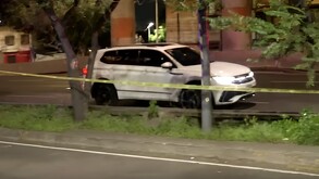 Al llegar a la avenida Oceanía, policías capitalinos se llevaron el cuerpo del hombre al hospital, a pesar de que ya estaba una ambulancia del ERUM.