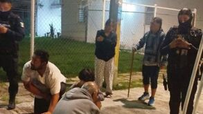 Dos atracos con horas de diferencia dejaron dos mujeres lesionadas en Puebla. Una fue baleada y su agresor huyó; la otra, apuñalada, fue salvada por vecinos.