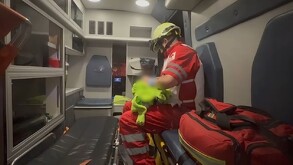 En el lugar, paramédicos de la Cruz Roja brindaron auxilio y lograron reanimar al bebé con maniobras de RCP dentro de la ambulancia.