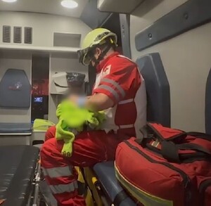 En el lugar, paramédicos de la Cruz Roja brindaron auxilio y lograron reanimar al bebé con maniobras de RCP dentro de la ambulancia.