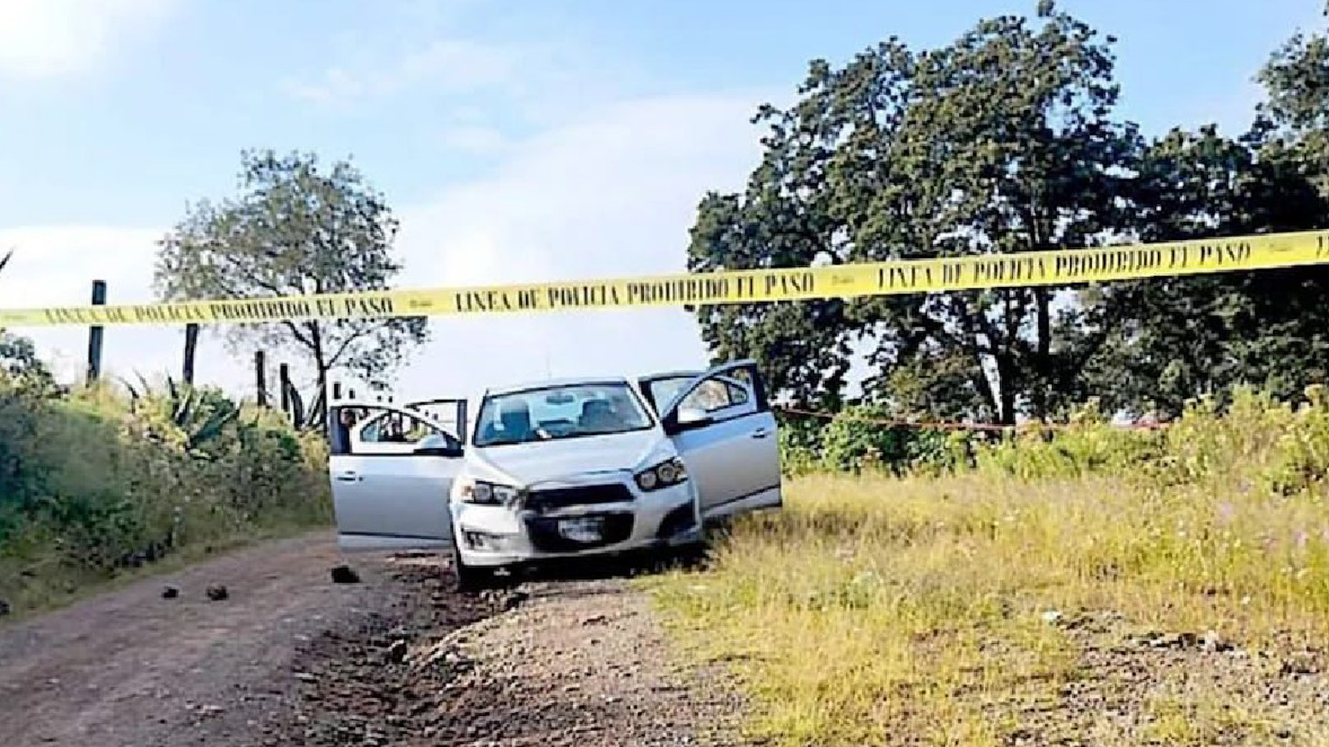 El automóvil fue abandonado con los cadáveres de cuatro personas en el municipio de Temoaya, Estado de México.