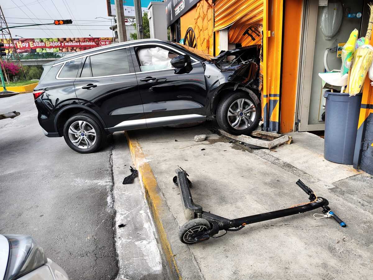 Una camioneta perdió el control y chocó contra la fachada de una ferretería sobre la avenida Las Américas en Guadalupe, Nuevo León.