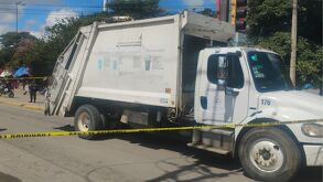 Un camión recolector de basura del ayuntamiento de Oaxaca embistió a una pareja de la tercera edad. La mujer falleció en el lugar, el hombre quedó herido.