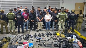 Autoridades federales y estatales detuvieron 38 personas en Michoacán, desmantelando un campo de adiestramiento vinculado al crimen organizado.