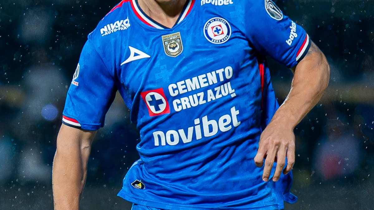 El delantero del Cruz Azul se destaca por su fuerza y habilidad para jugar de espaldas a la portería, cualidades que aportará a la Selección Mexicana.
