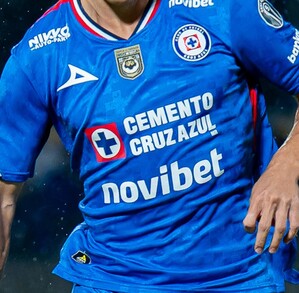 El delantero del Cruz Azul se destaca por su fuerza y habilidad para jugar de espaldas a la portería, cualidades que aportará a la Selección Mexicana.