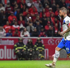 El campeón del mundo Serio Ramos intentó picar el balón a un Hugo González que aguantó y detuvo el penal con facilidad.